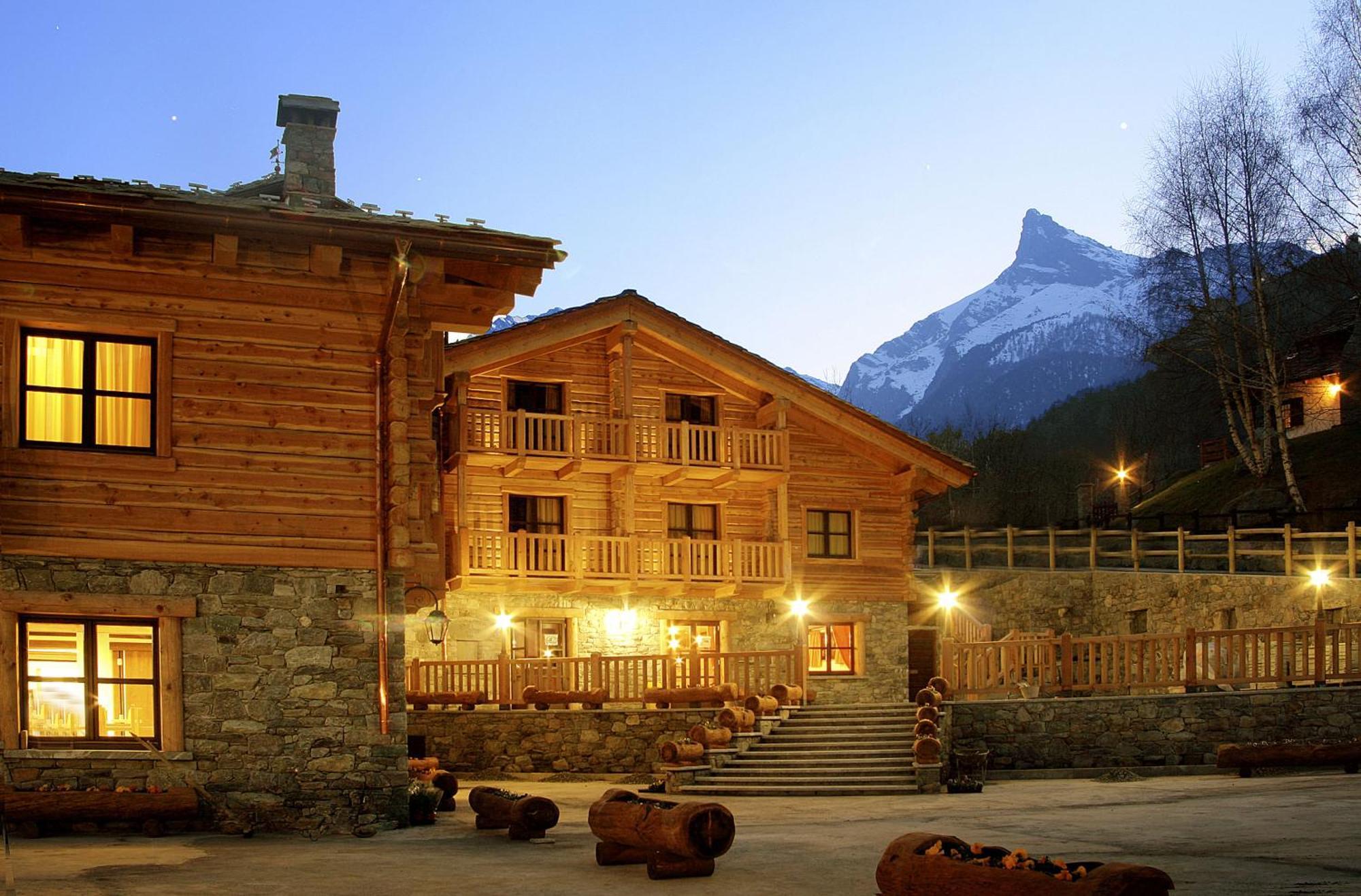 Hotel Silou Retreat à Champdepraz Extérieur photo