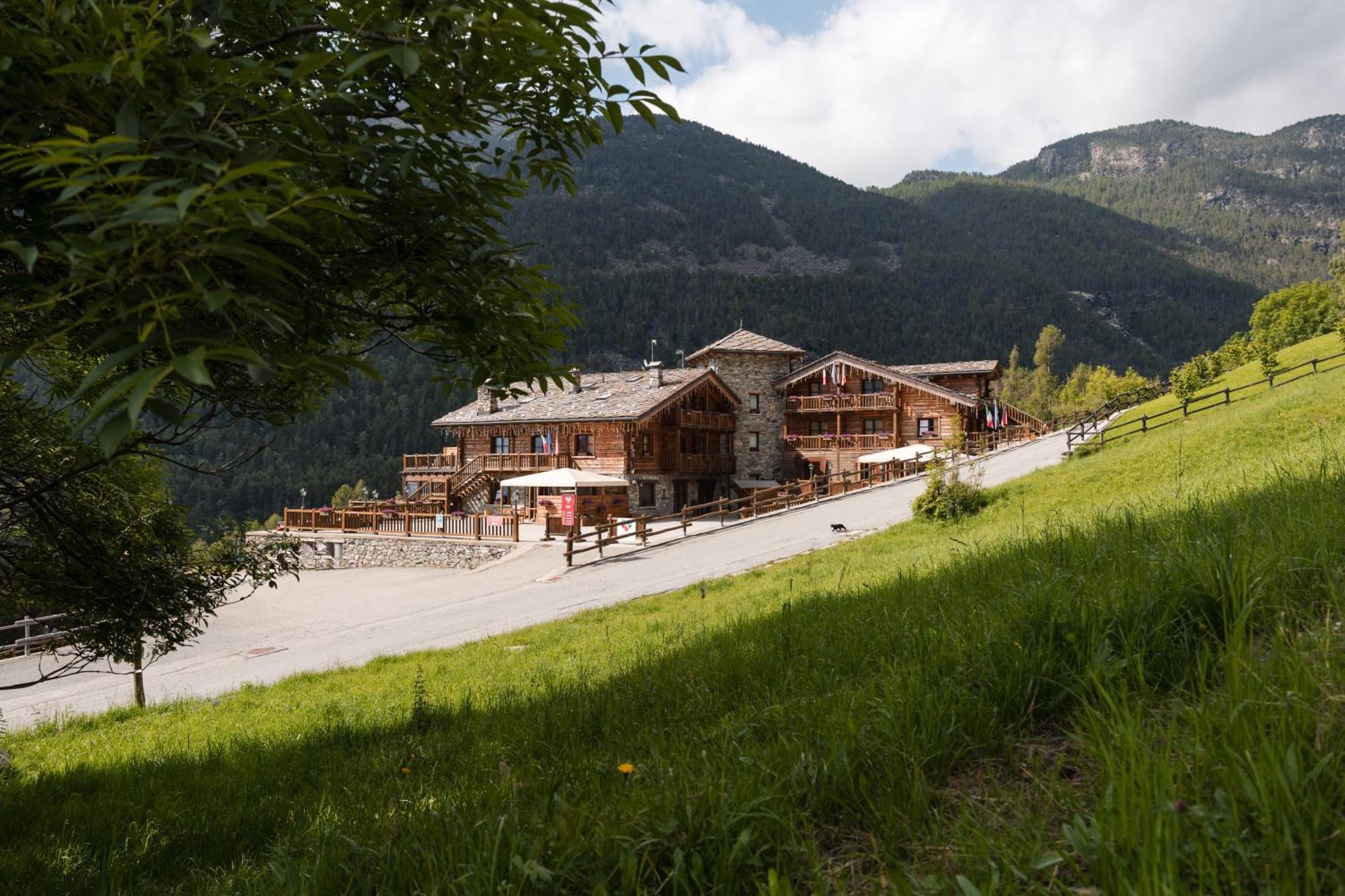 Hotel Silou Retreat à Champdepraz Extérieur photo